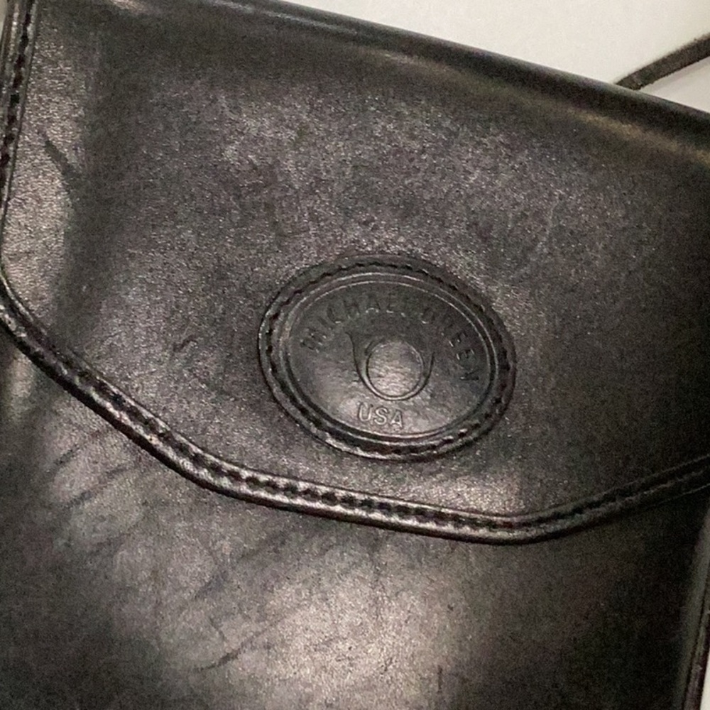 Black Leather Crossbody Bag with Structured Design - Picture 3 of 8